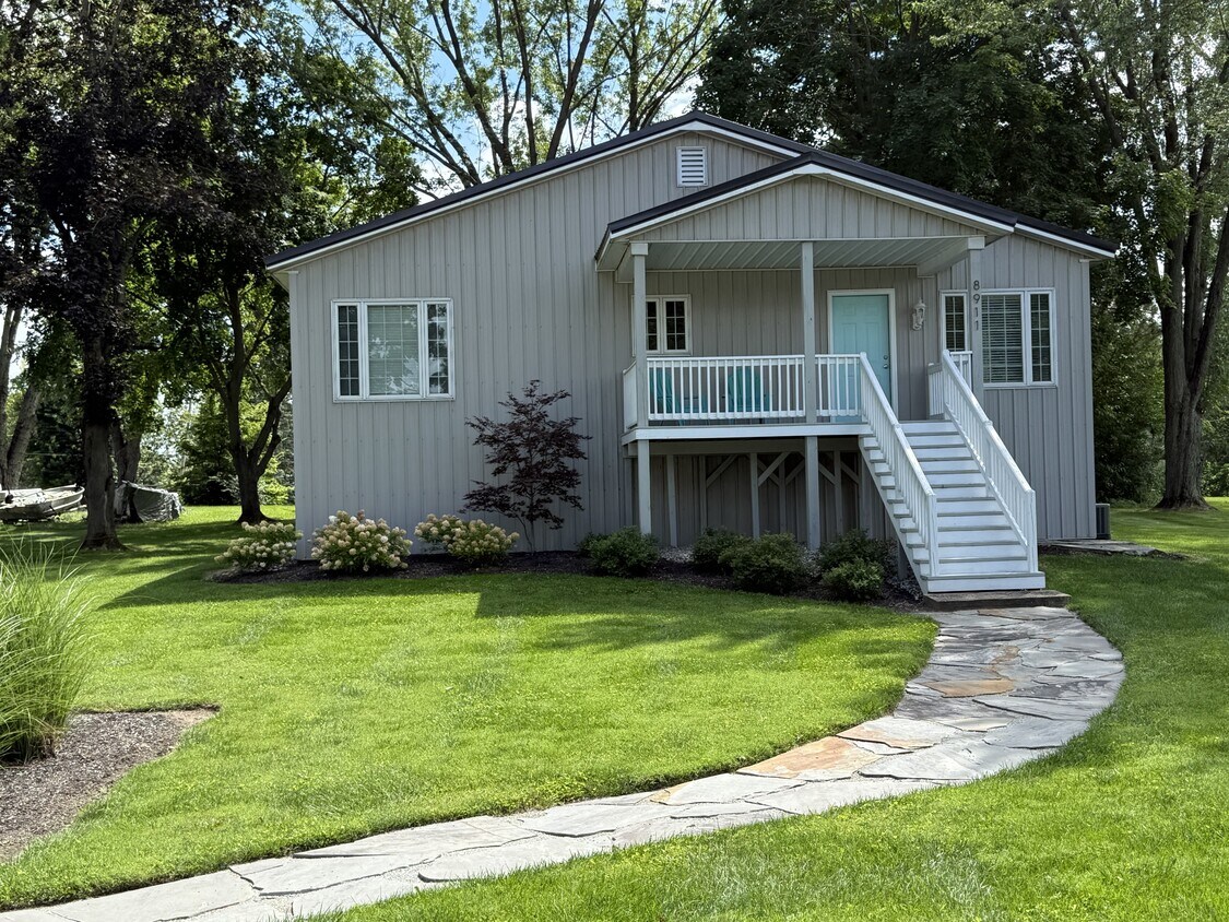 Foto principal - 8911 E Circle Dr N