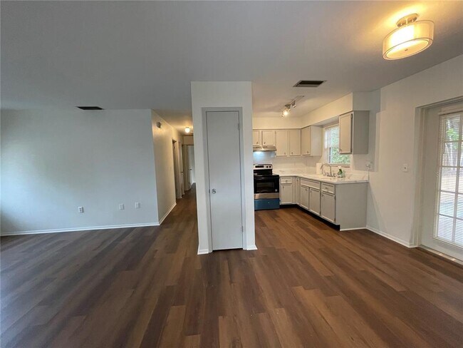 Foto del edificio - 2472 Hyde Park St