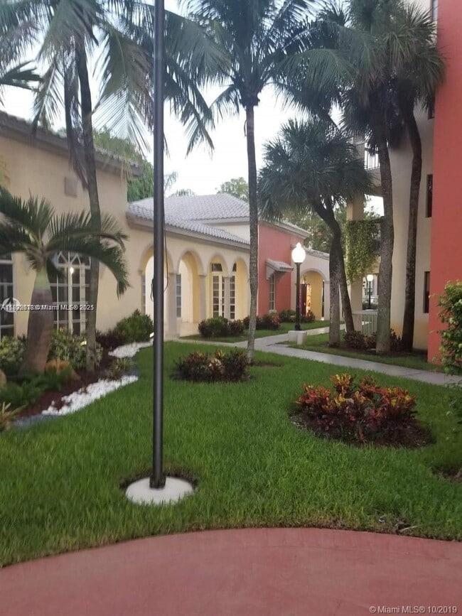Foto del edificio - 8363 Lake Dr