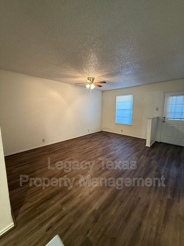 Foto del edificio - 1118 N Nolan River Rd