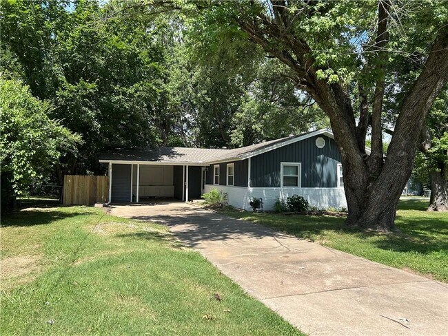 Building Photo - 1237 N Vista Pl