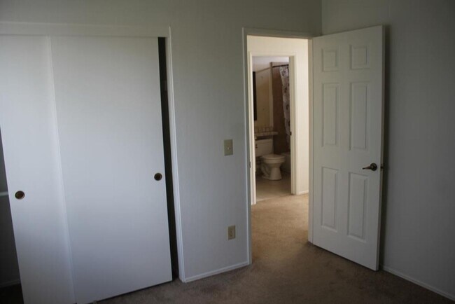 Foto del edificio - 3Bed/2.5Bath off Poinsettia in Carlsbad!~ ...