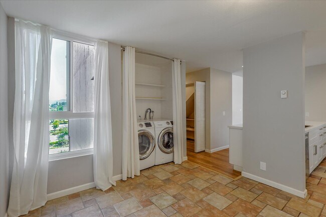 Foto del edificio - 2101 Shoreline Dr