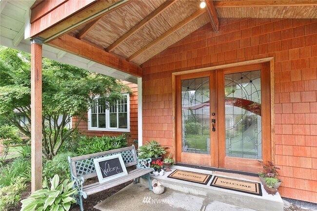 Building Photo - 4 bd 2.5 bathroom single family home in Bellevue