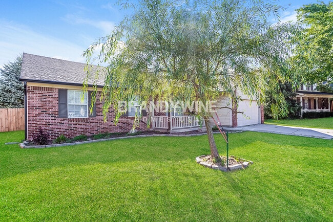 Building Photo - ONE MONTH FREE RENT!!