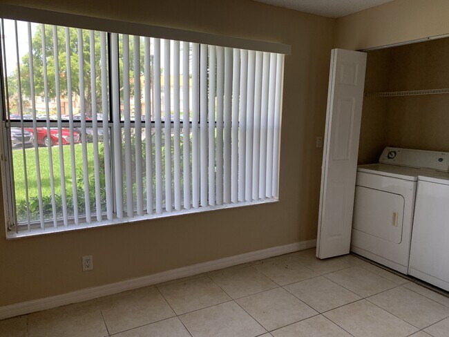 Foto del edificio - 3370 Pinewalk Dr N