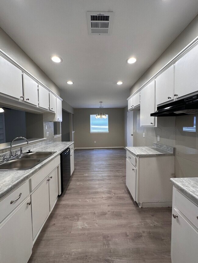 Building Photo - 939 Clear Creek