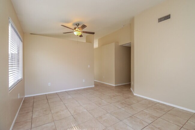 Foto del edificio - 495 W Scott Ave