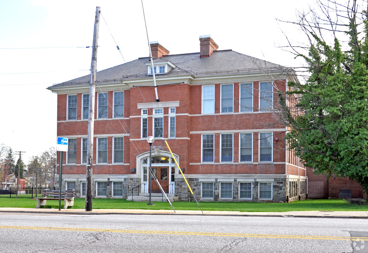 Building Photo - Oaks at Liberty