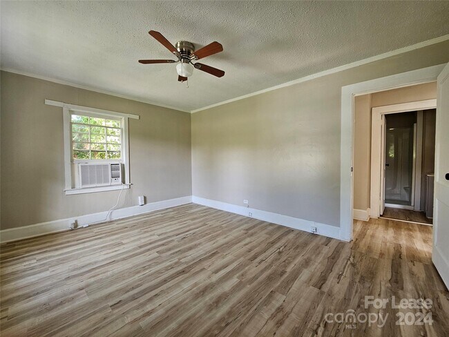 Building Photo - 930 Miller St