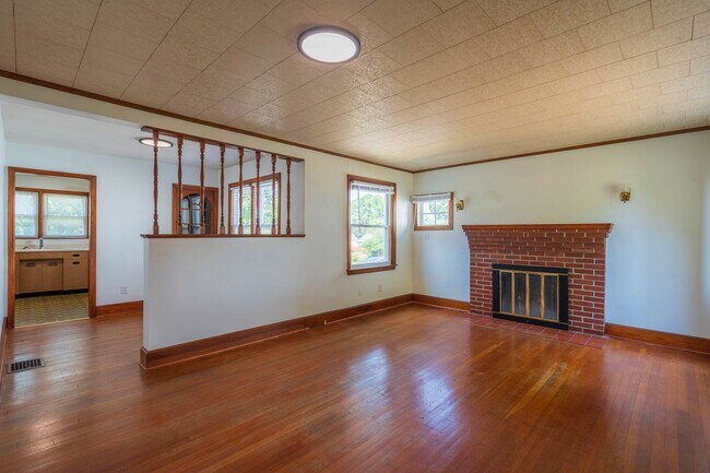 Building Photo - 2 bed and 1 bath house in a nice quiet nei...