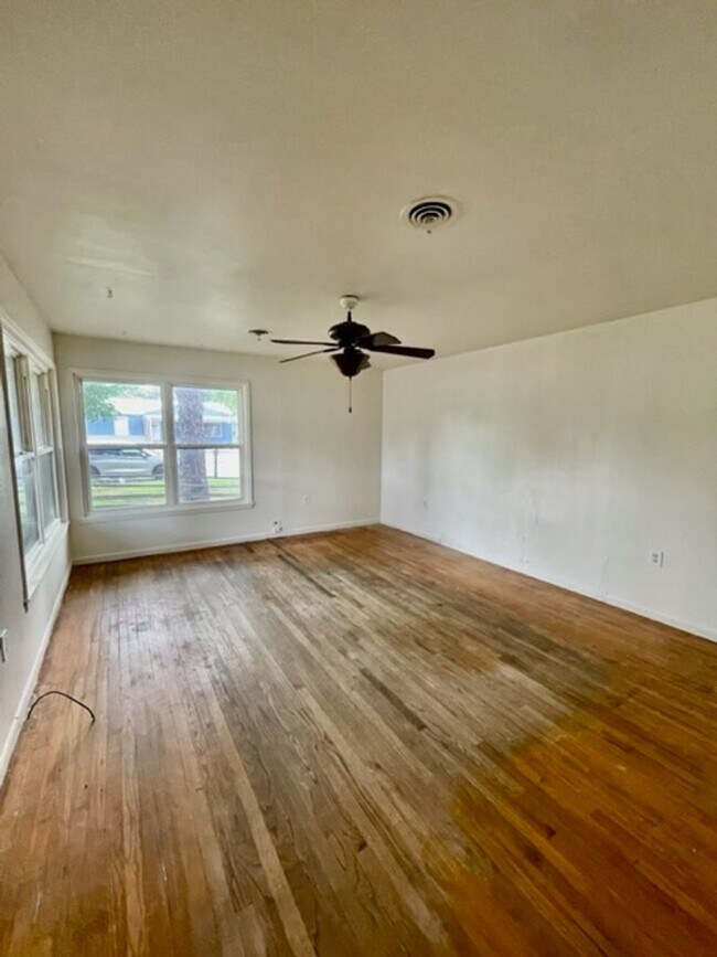 Foto del edificio - 1512 Bryan Ave