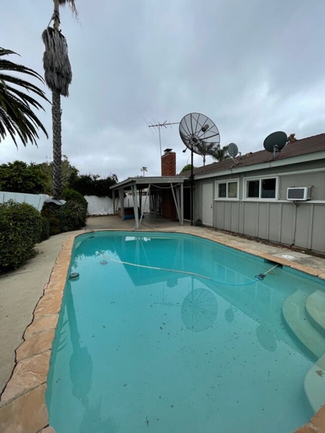 Building Photo - 3/2 With Pool in Clairemont Neighborhood