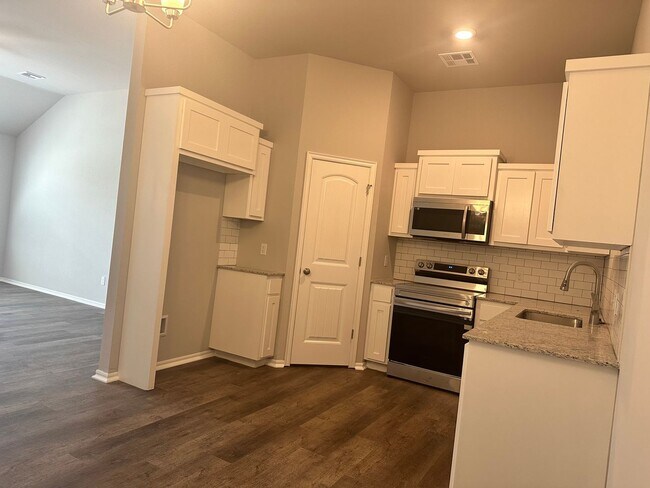 Building Photo - FIRST MONTH FREE - Popular Location! THIS ...