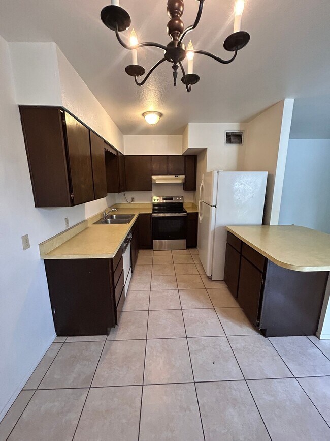 Foto del edificio - 2 bedroom 1 bath unit with laundry room, enclosed yard and carport.