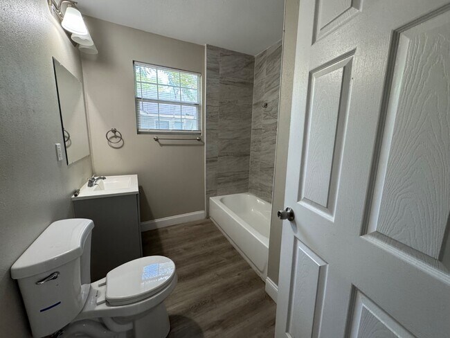 Foto del edificio - 704 St Clair St