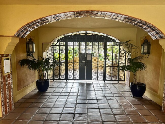 Foto del edificio - 2BR/1BA Villa near Sunset and Hollywood Blvd