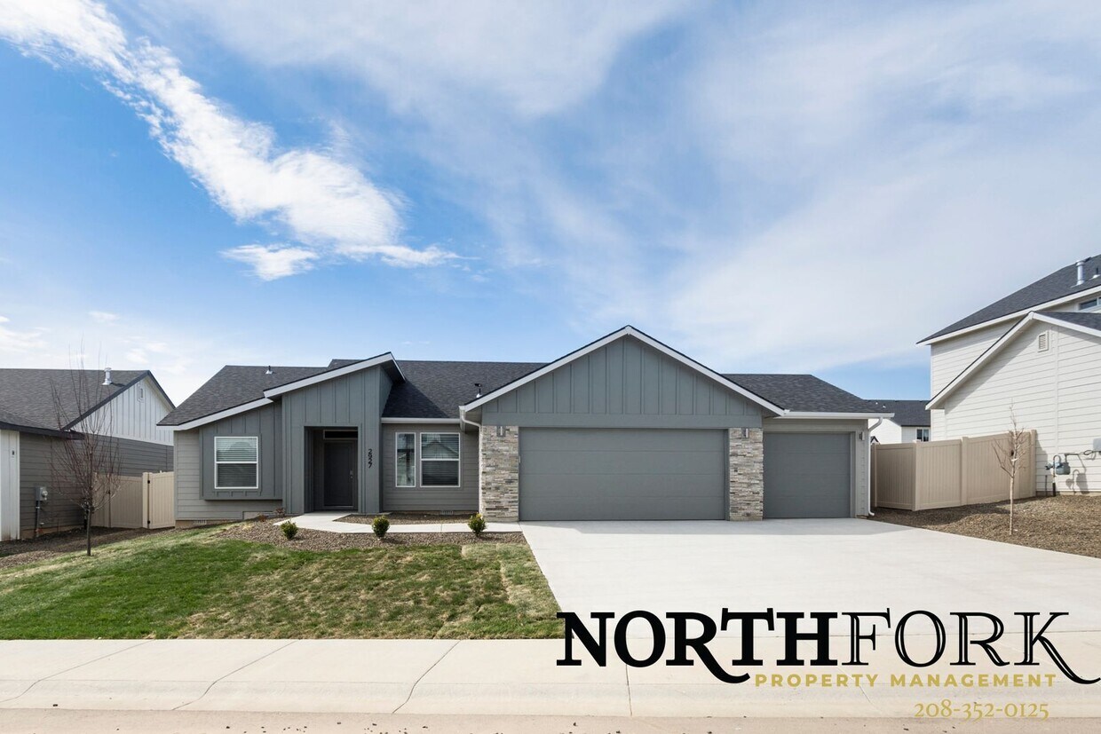 Primary Photo - Stunning New Home in Star