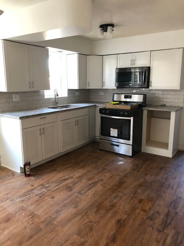 Primary Photo - 3520 W 59th St