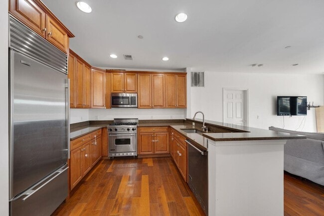 Foto del edificio - 7400 River Rd