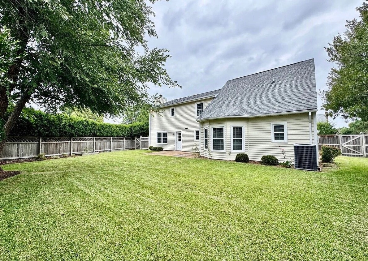 Building Photo - 965 Commodore Dr