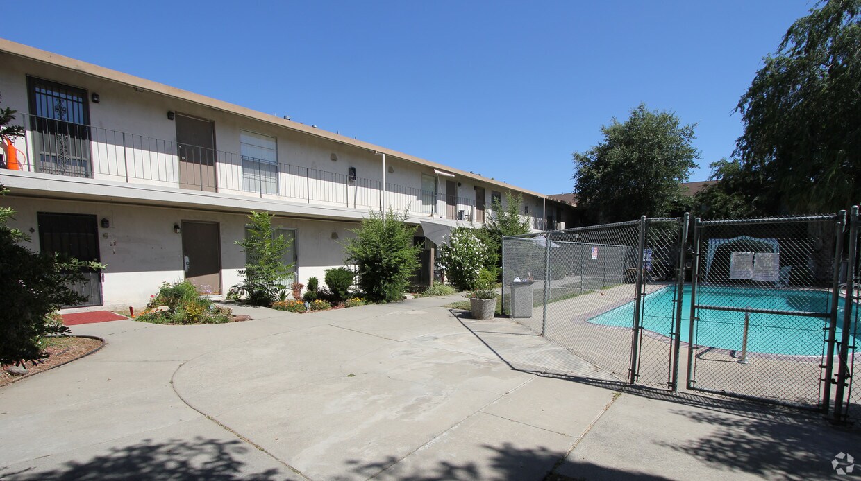 Foto del edificio - 5506 Foothill Garden Ct