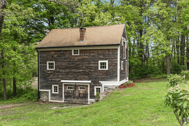 Building Photo - 341 River Rd