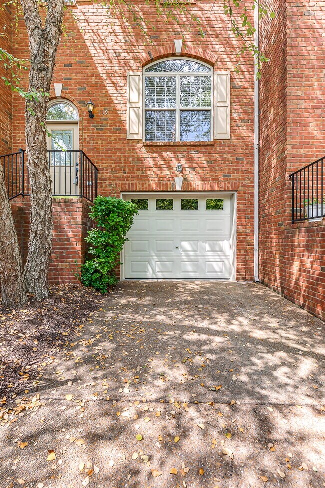 Building Photo - 119 Carriage Ct
