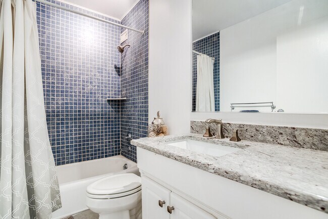 Baño actualizado con encimeras de granito. - 2928 Dean Pky