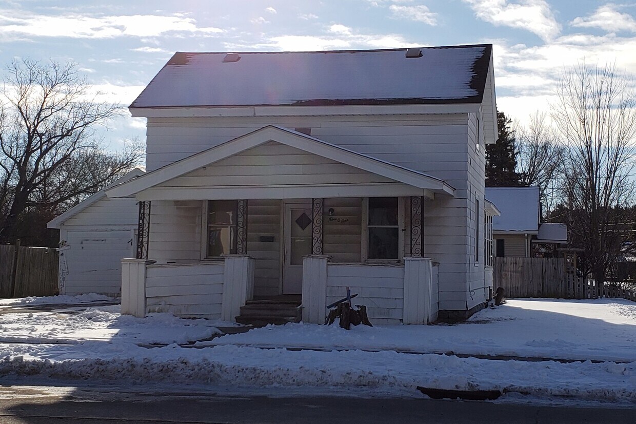 Primary Photo - 3 Bedroom single family home with garage! ...
