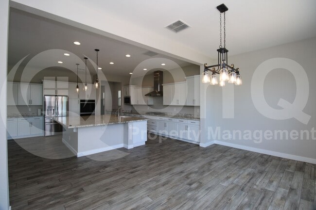 Building Photo - 10635 E Tumbleweed Ave