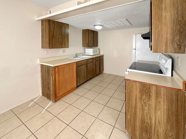 Building Photo - 314 E St Anne Pl