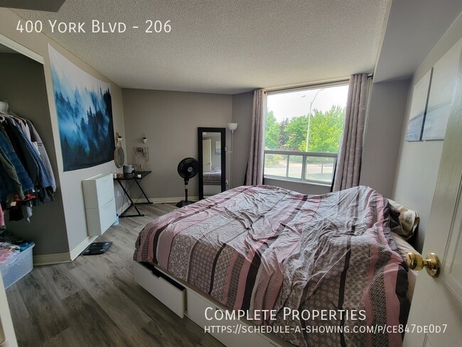 Building Photo - 2 Bedroom Open Concept Condo in Excellent ...