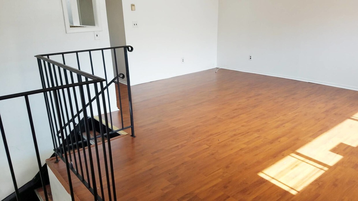 Building Photo - 563 Evergreen Ave