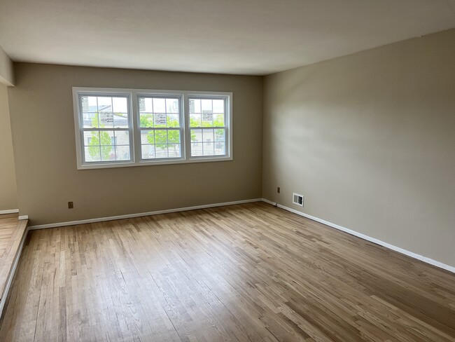 Building Photo - 127 Steinway Ave
