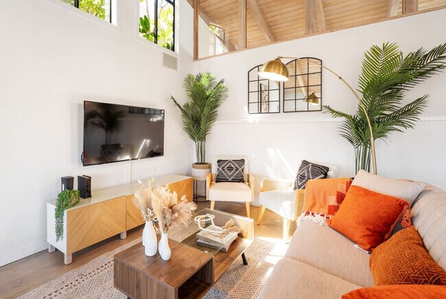 Building Photo - Sunny Home By the Beach
