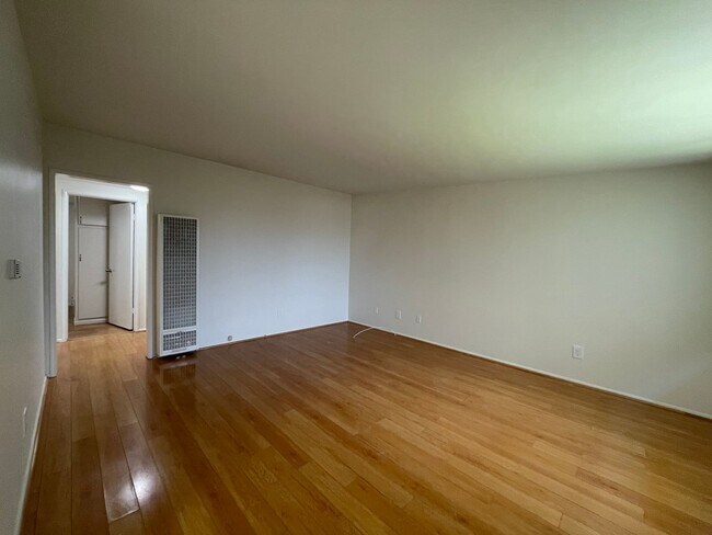 Foto del edificio - BEAUTIFUL AND BRIGHT UPSTAIRS UNIT AVAILAB...