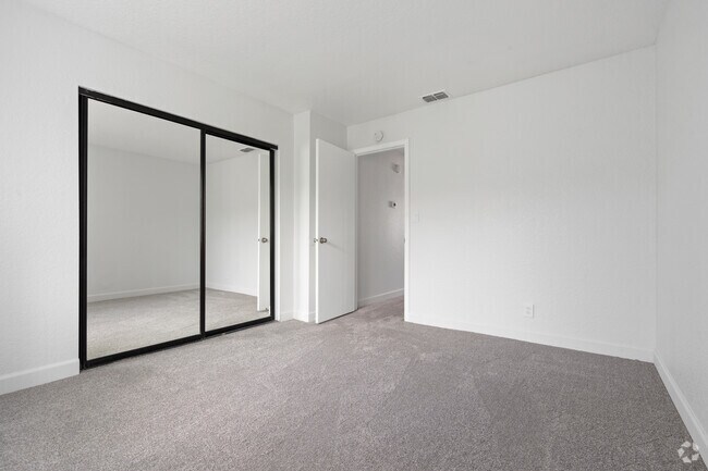 2BR, 2BA - 875SF - Dormitorio 2 - Marigold Lane Apartments