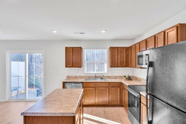 Foto del edificio - Modern 3BR, 2.5BA Townhouse in Walnut Hill Townes