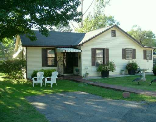 Building Photo - 810 S Cherry Ln