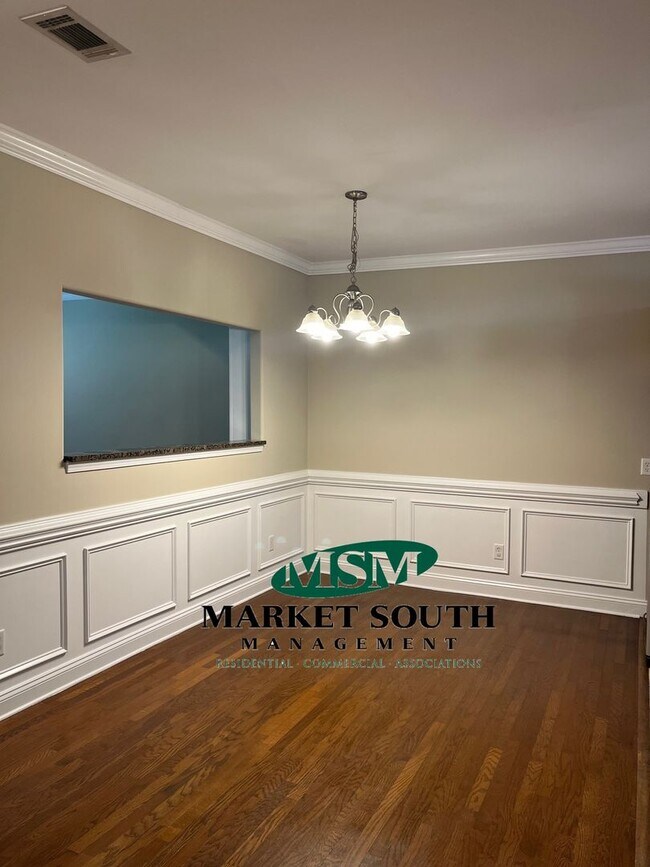 Building Photo - **APPLICATION PENDING!**Upgraded Duplex in...