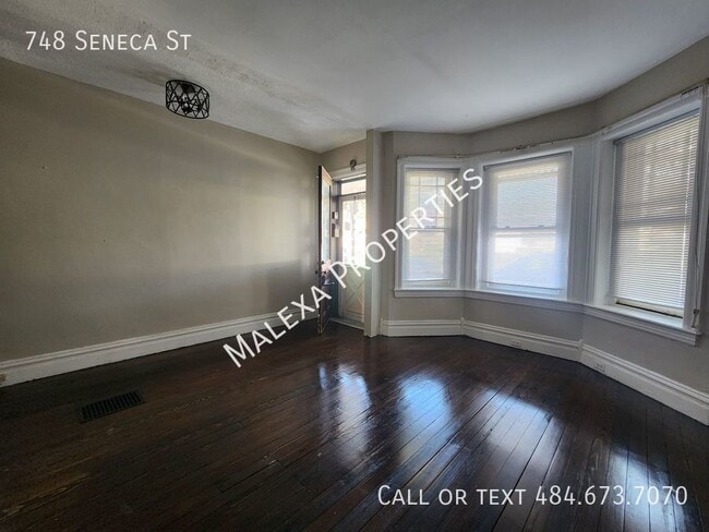 Building Photo - 3 bedroom 1.5 Bathroom Townhouse neat St. ...