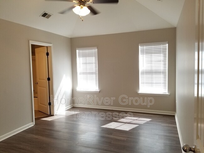 Foto del edificio - 5646 Sycamore Woods Dr
