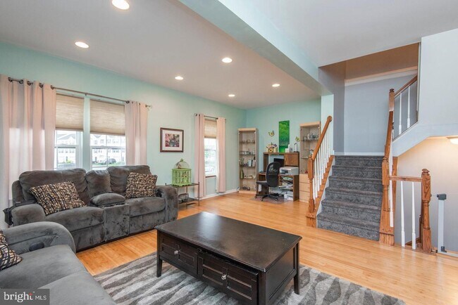 Building Photo - 322 Larose Dr
