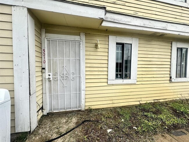 Building Photo - 8405 Wilcrest Dr