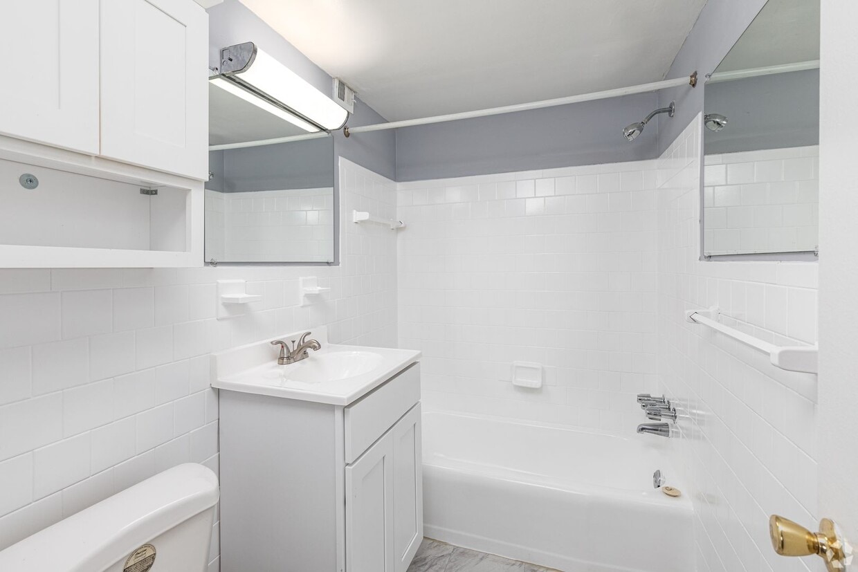 Foto del edificio - Rare, Bright, Beautiful renovated huge corner 1 Bedroom with balcony and All-Inclusive Pricing .