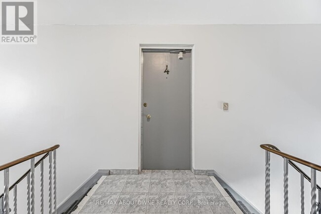 Building Photo - 2320 Hixon St