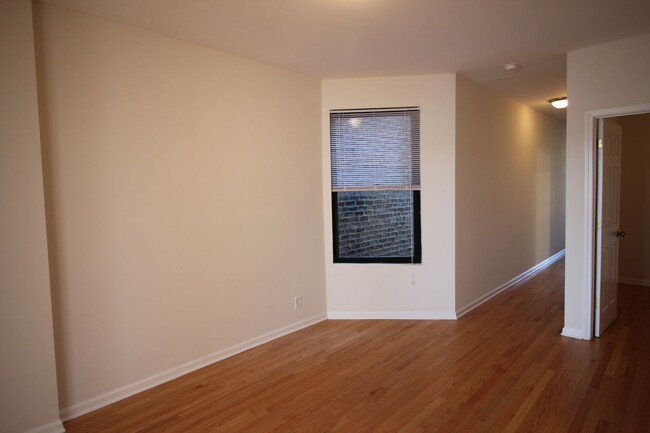 Building Photo - 3320 W Lawrence Ave