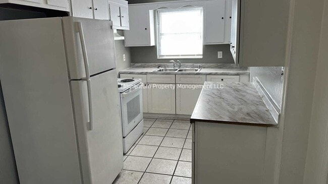 Beautiful & Cozy 4 bedrooms 2 bathrooms property in Sarasota! Apply for FREE This Holiday Season! - Beautiful & Cozy 4 bedrooms 2 bathrooms property in Sarasota! Apply for FREE This Holiday Season! House