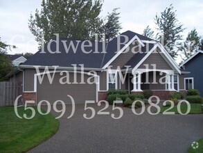 Building Photo - 930 SE Creekside Dr